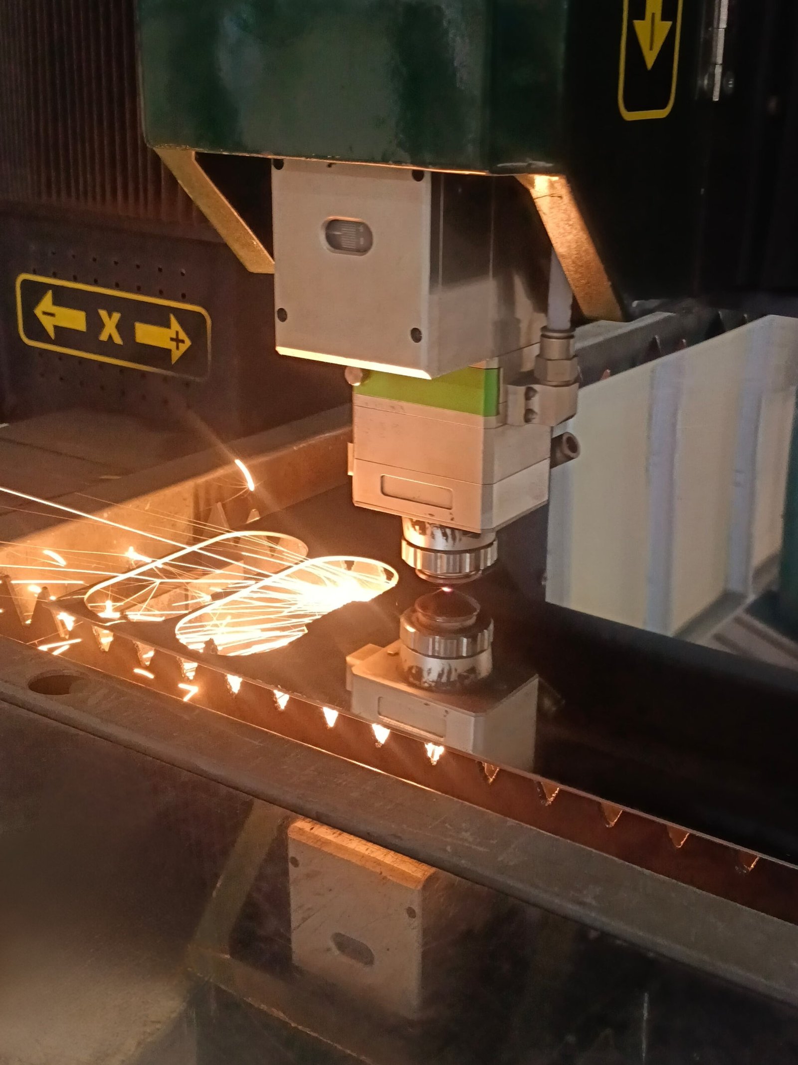 Read more about the article Memilih Presisi: Potong Laser CNC atau Potong Router CNC : Mana yang Terbaik untuk Proyek Anda?